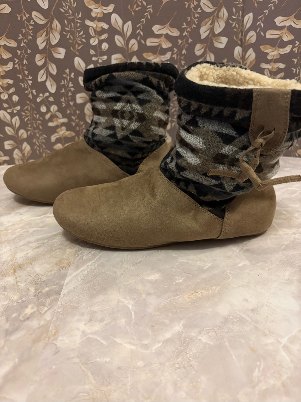 Bearpaw Brown Amber Canvas Round Toe Ankle Boot Size 8 Women’s New